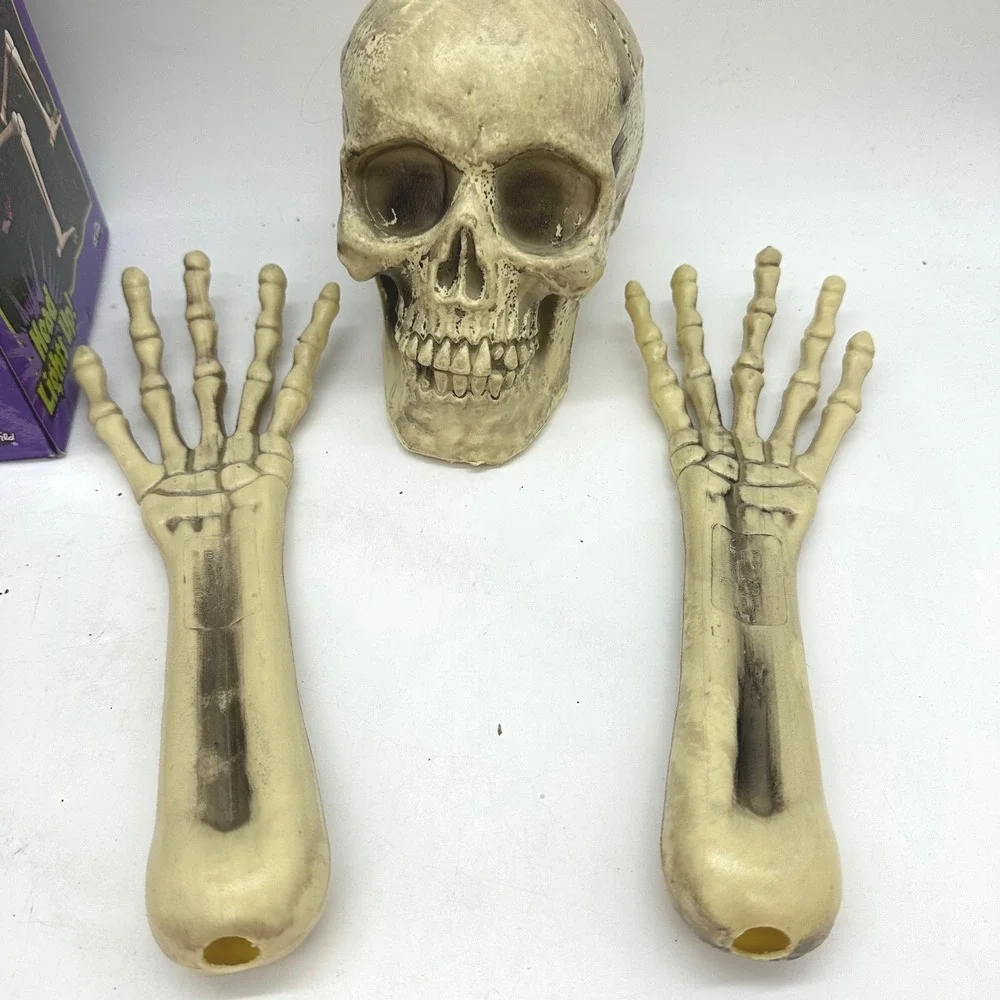 Fun World Halloween Skeleton Groundbreaker Up From Down Under Light Up Eyes 12pc